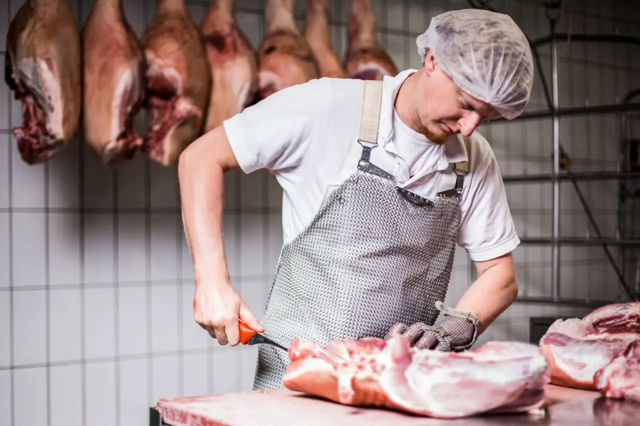 Ludwig Filser bei der Arbeit in der Metzgerei